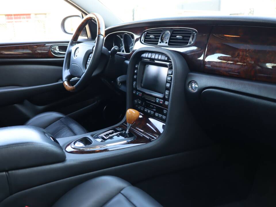 Image 38/50 of Jaguar XJ 8 4.2 (2004)