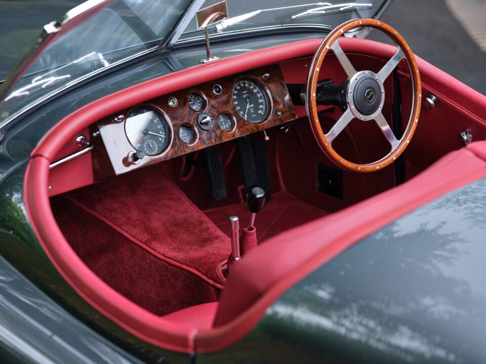 Image 4/33 of Jaguar XK 120 OTS (1951)