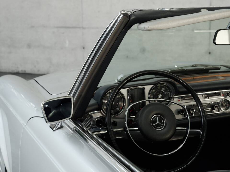 Image 15/50 de Mercedes-Benz 280 SL (1970)