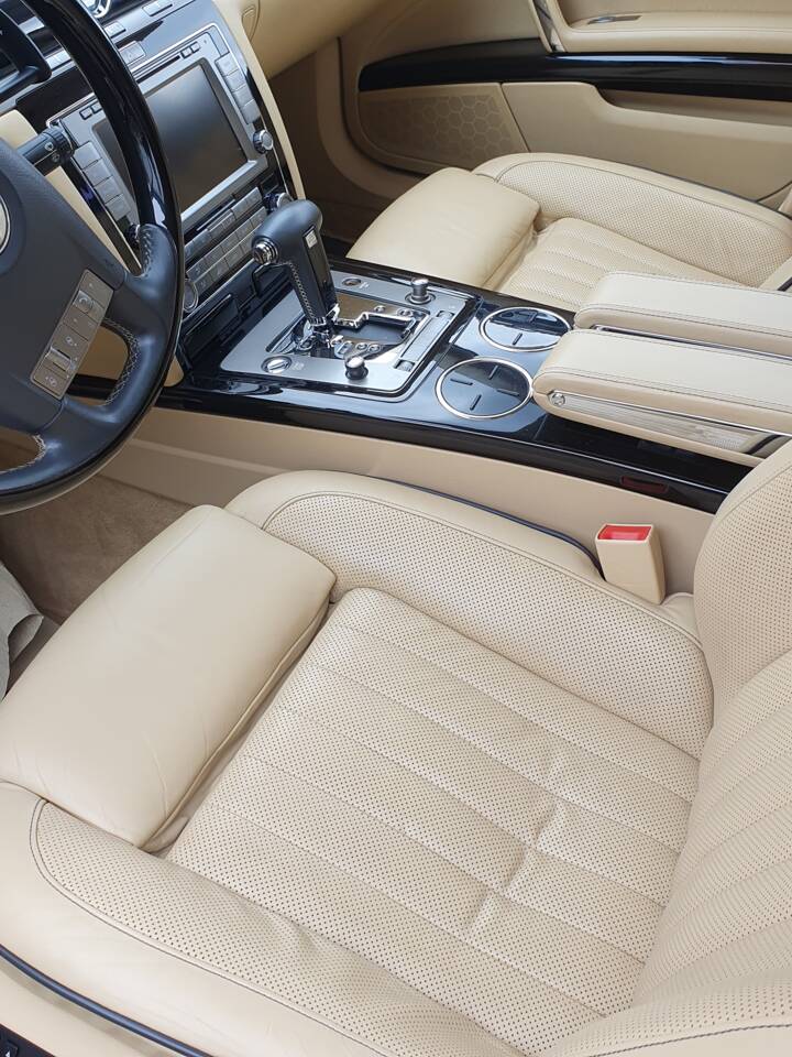 Image 12/18 of Volkswagen Phaeton W12 (2009)