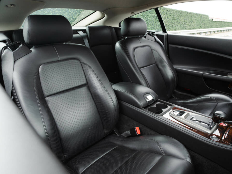 Image 16/33 of Jaguar XKR (2008)