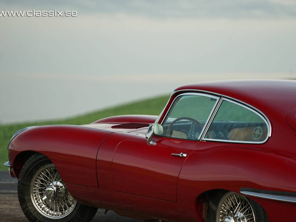 Image 4/17 of Jaguar E-Type (1970)