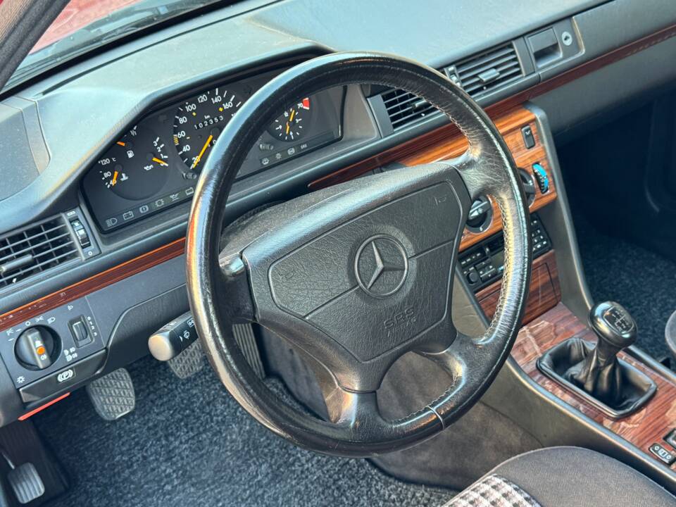 Immagine 26/75 di Mercedes-Benz 230 E (1992)