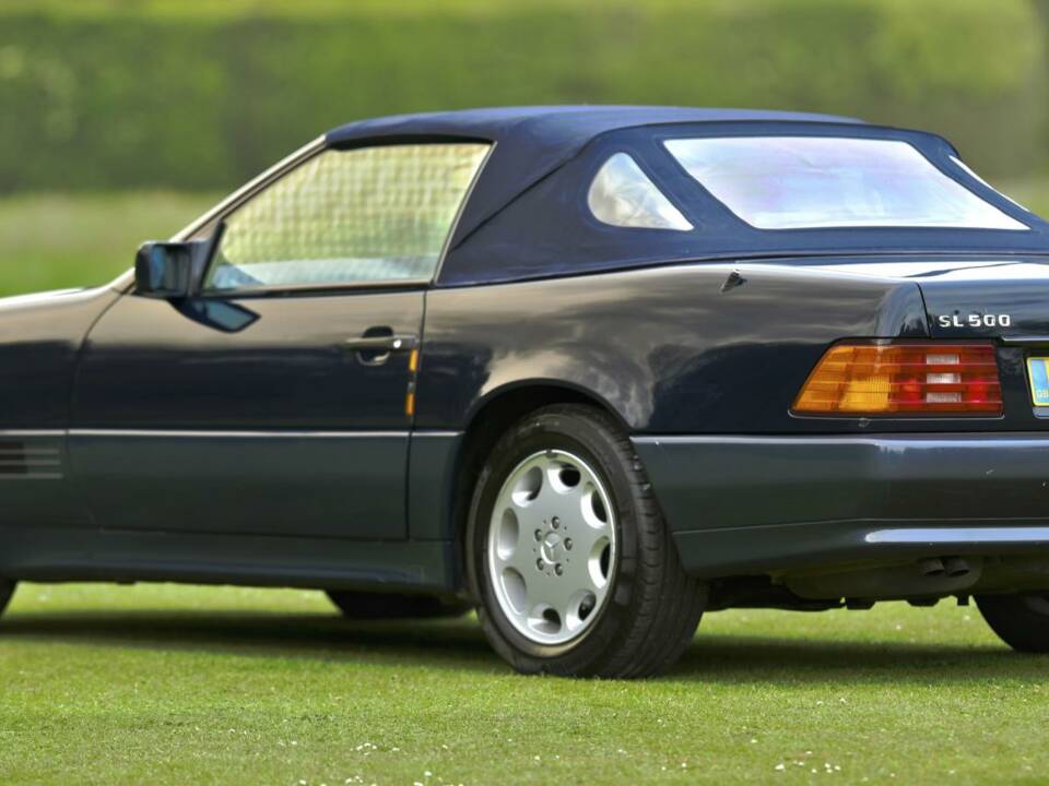 Image 30/50 of Mercedes-Benz SL 500 (1995)
