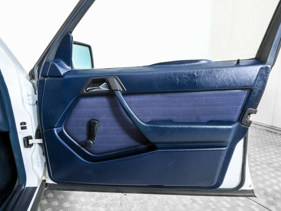 Image 19/50 of Mercedes-Benz 200 (1986)