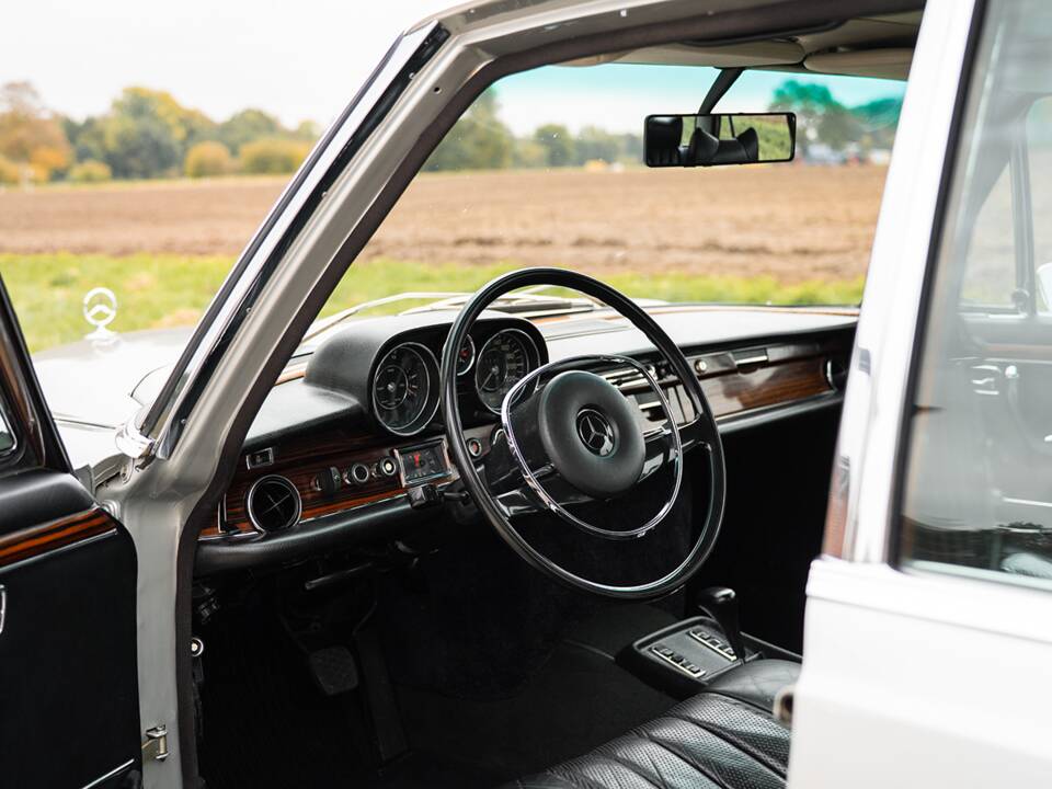 Image 38/50 of Mercedes-Benz 300 SEL 6.3 (1970)