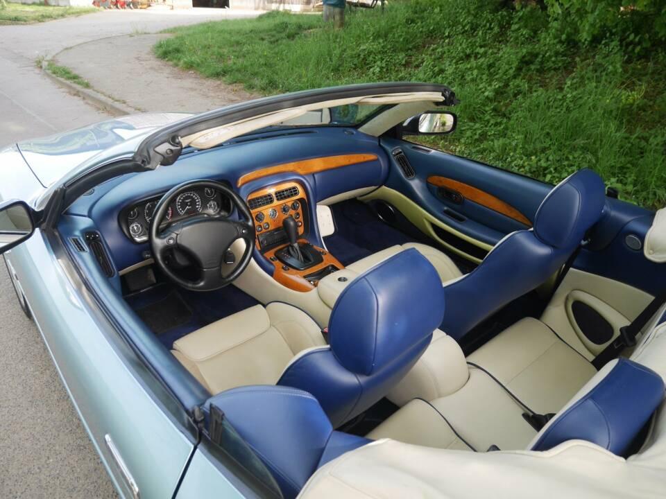 Image 26/31 de Aston Martin DB 7 Vantage Volante (2001)