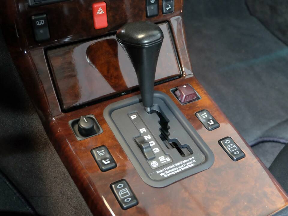 Image 15/51 of Mercedes-Benz 500 SL (1992)