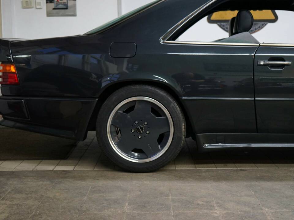 Afbeelding 31/35 van Mercedes-Benz 300 CE-24 (1992)
