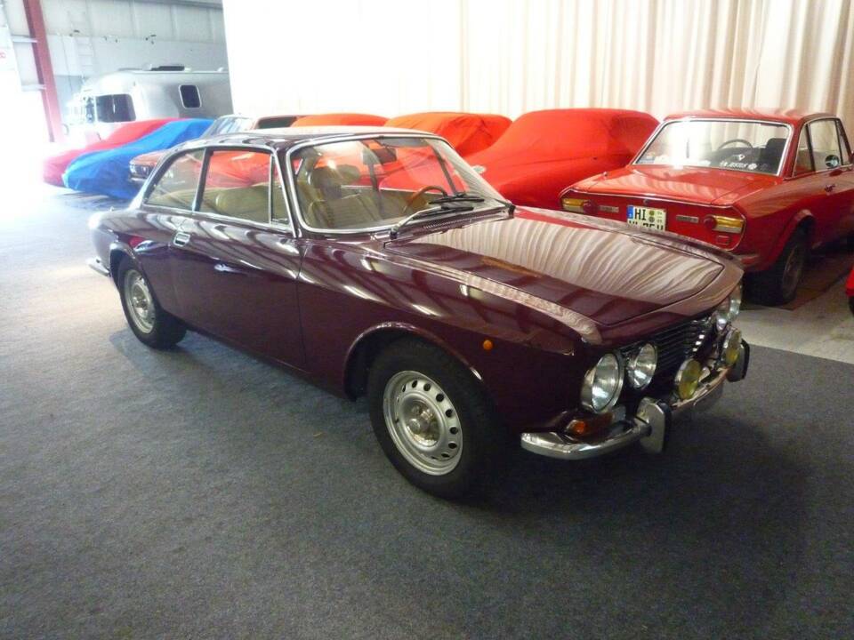 Image 3/12 of Alfa Romeo 2000 GT Veloce (1972)