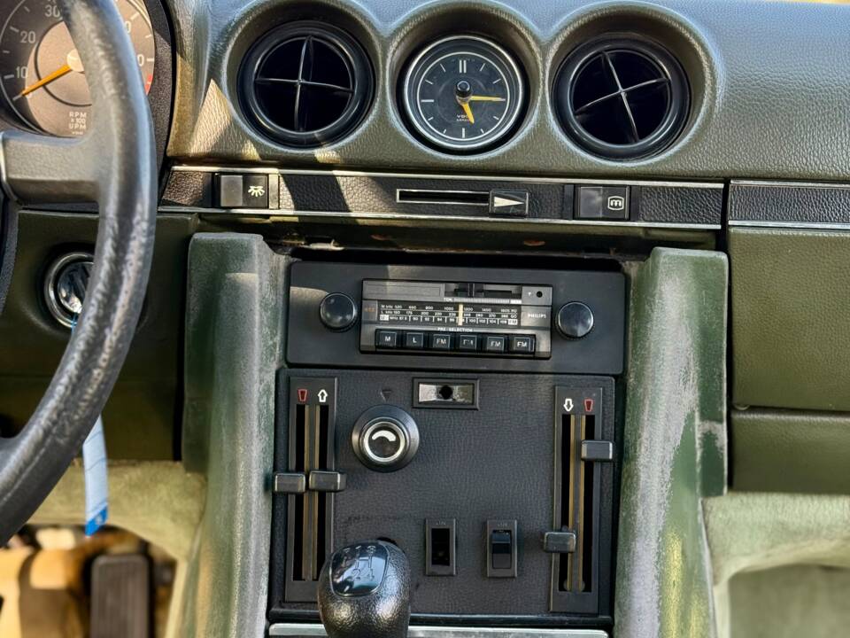 Image 19/22 of Mercedes-Benz 350 SLC (1972)