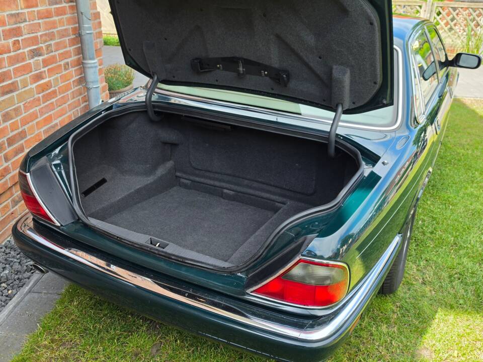 Image 6/26 of Jaguar XJ 6 4.0 Sovereign (1996)