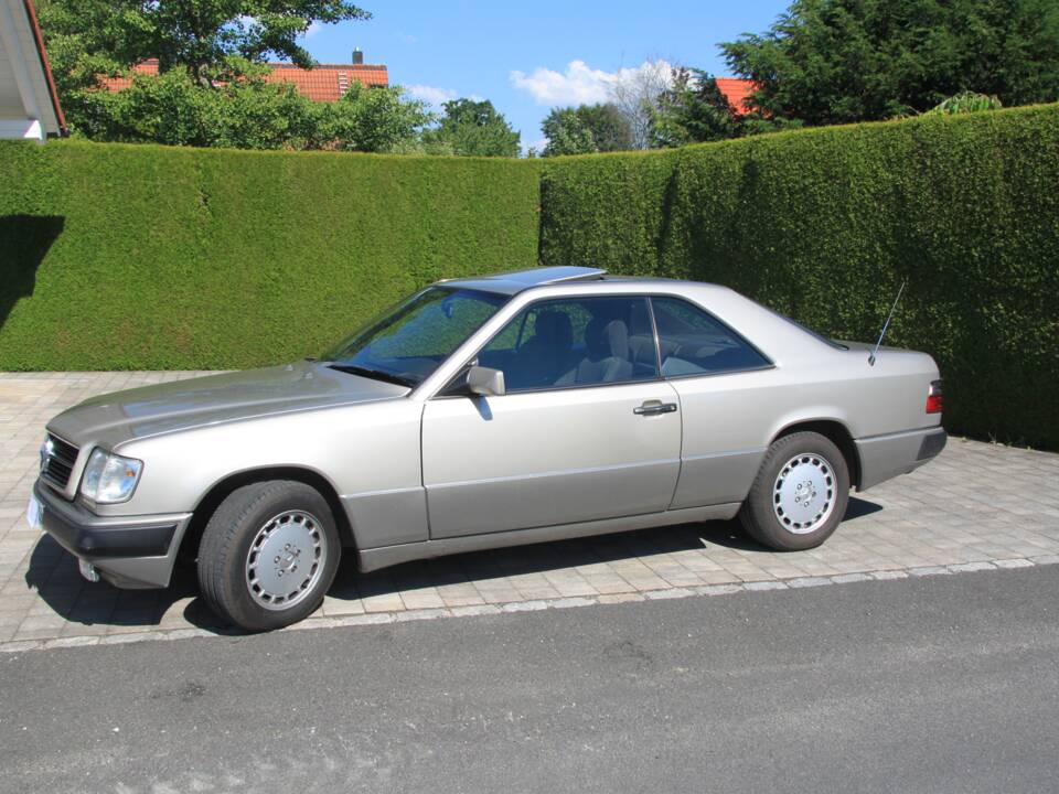 Bild 15/16 von Mercedes-Benz 230 CE (1990)