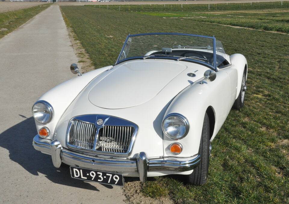 Image 1/8 of MG MGA 1600 (1962)