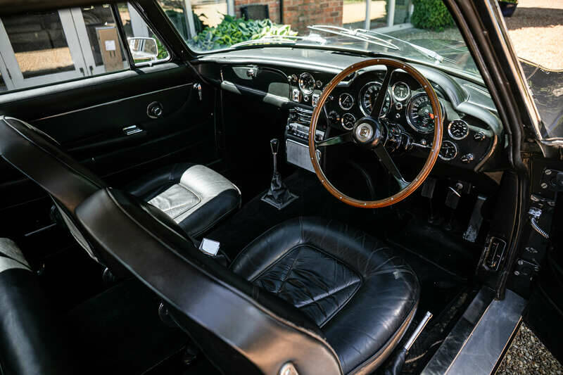 Afbeelding 2/47 van Aston Martin DB 6 Vantage (1966)