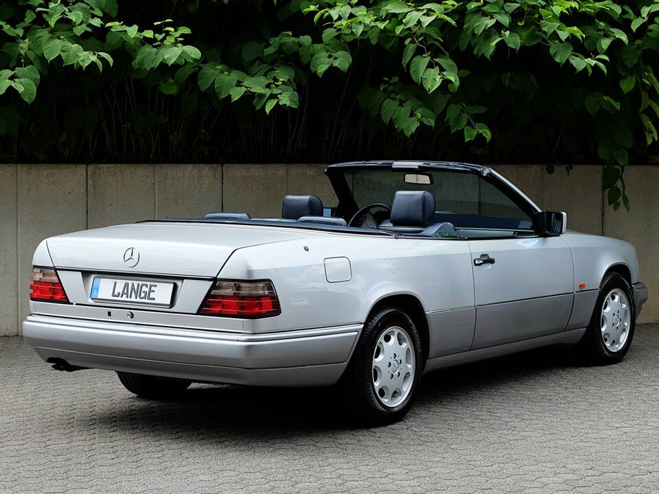 Image 12/69 of Mercedes-Benz E 320 (1994)