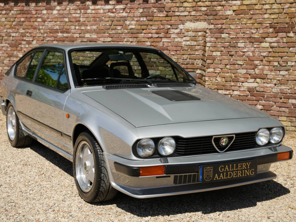 Image 24/50 of Alfa Romeo GTV 6 2.5 (1983)