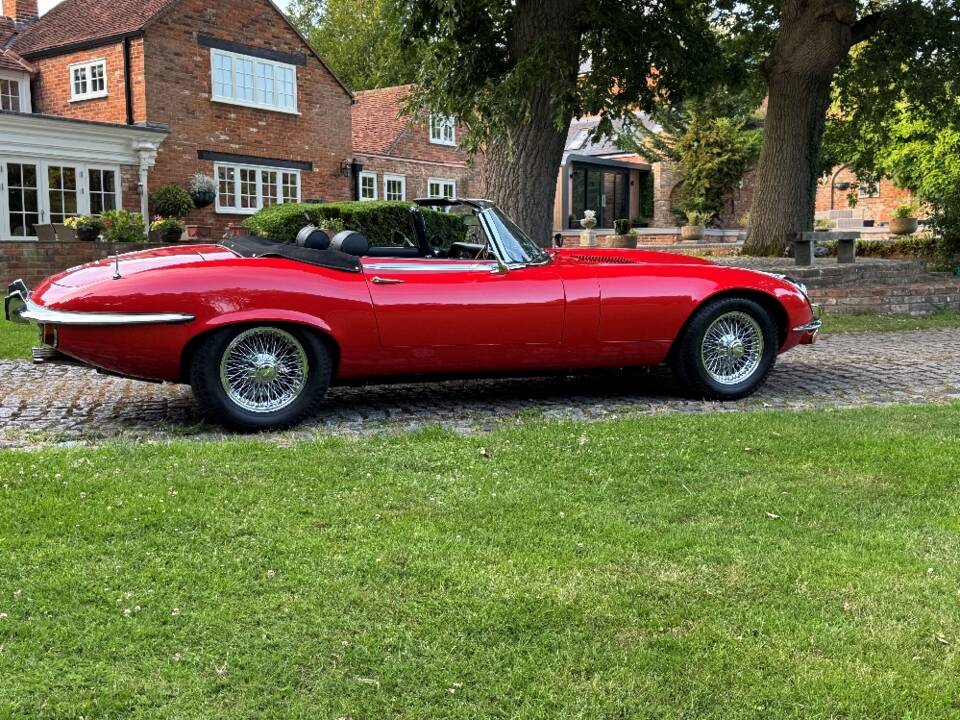 Image 11/39 of Jaguar E-Type V12 (1974)