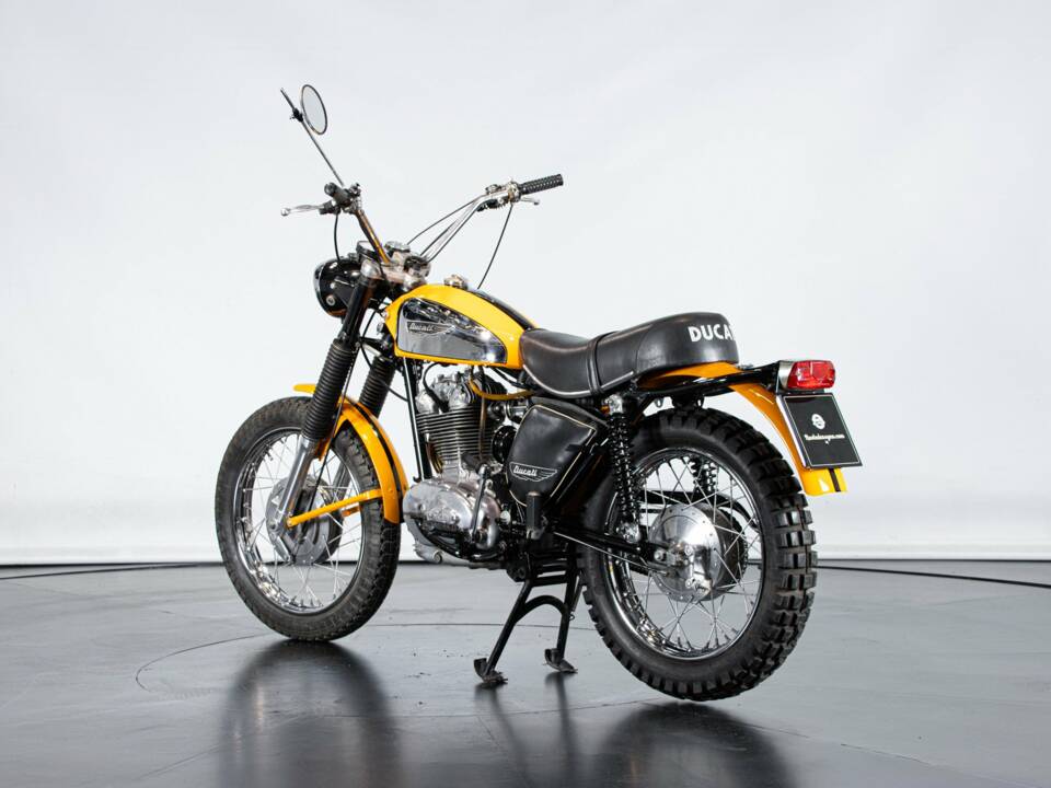 Immagine 8/50 di Ducati 250 Scrambler (1971)
