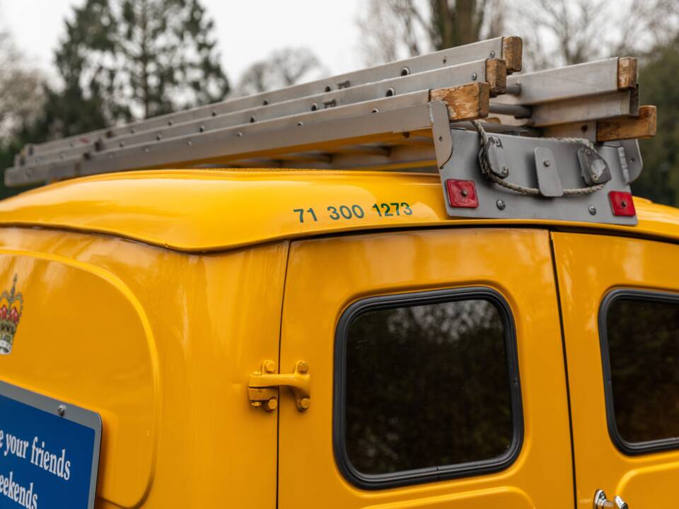 Image 20/50 of Morris Minor Van (1971)