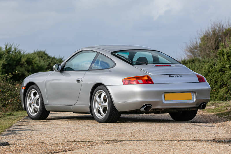 Image 4/39 of Porsche 911 Carrera (1998)