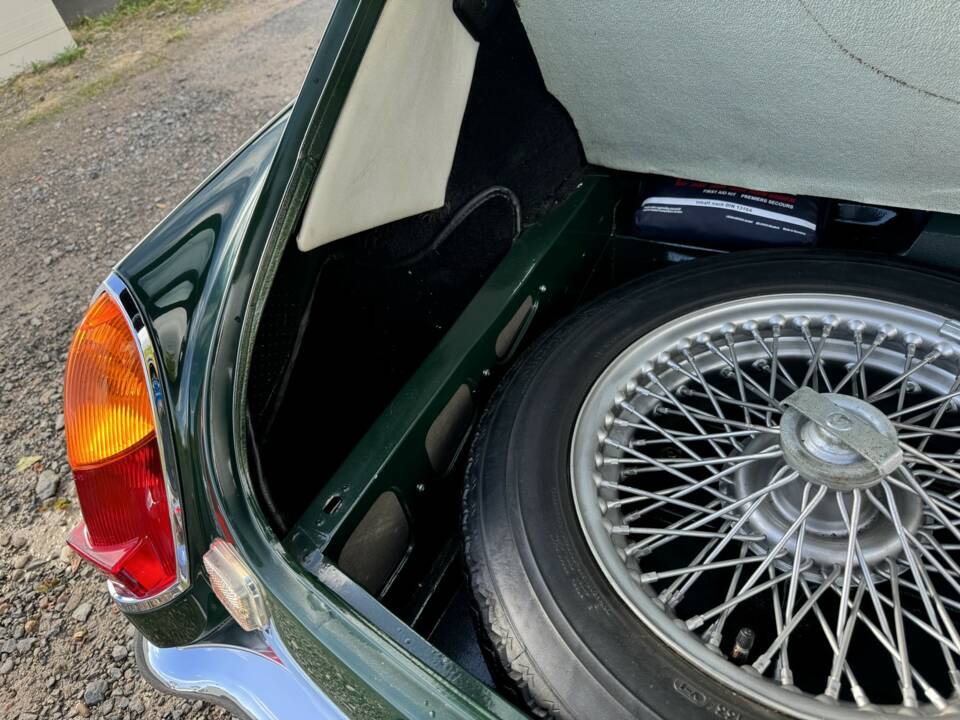 Image 37/50 of MG MGC GT (1969)