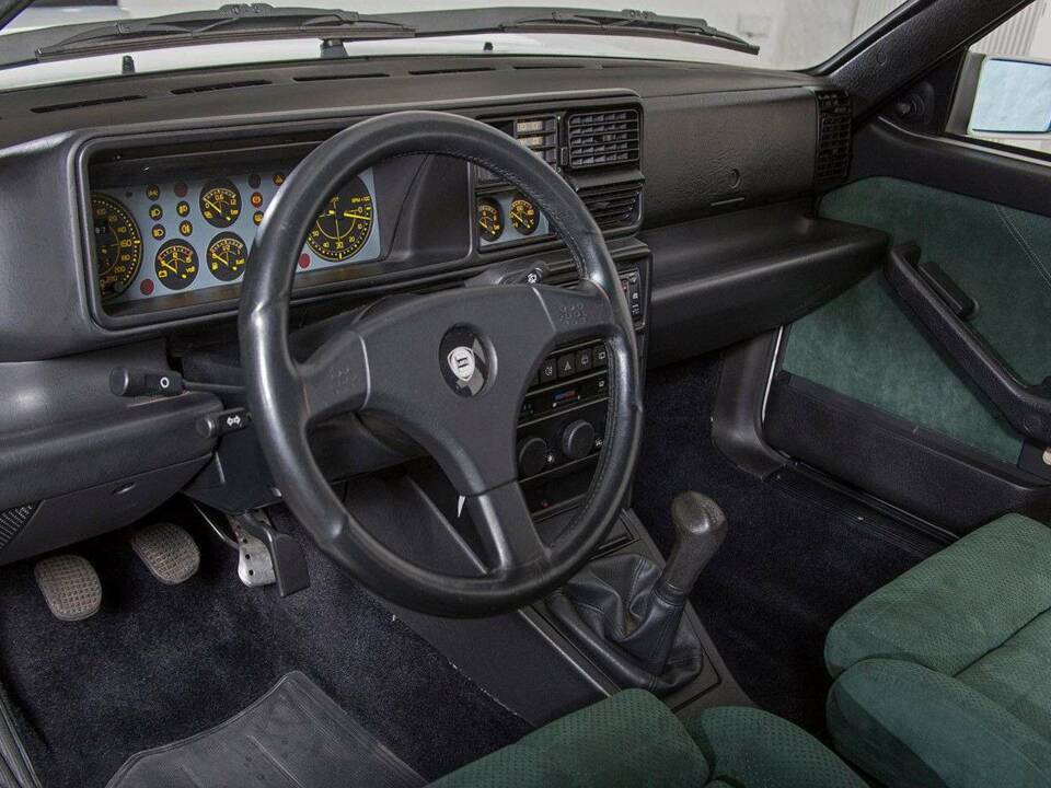 Image 18/20 de Lancia Delta HF Integrale Evoluzione I (1992)