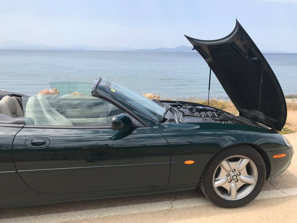 Image 13/22 of Jaguar XK8 4.0 (1996)