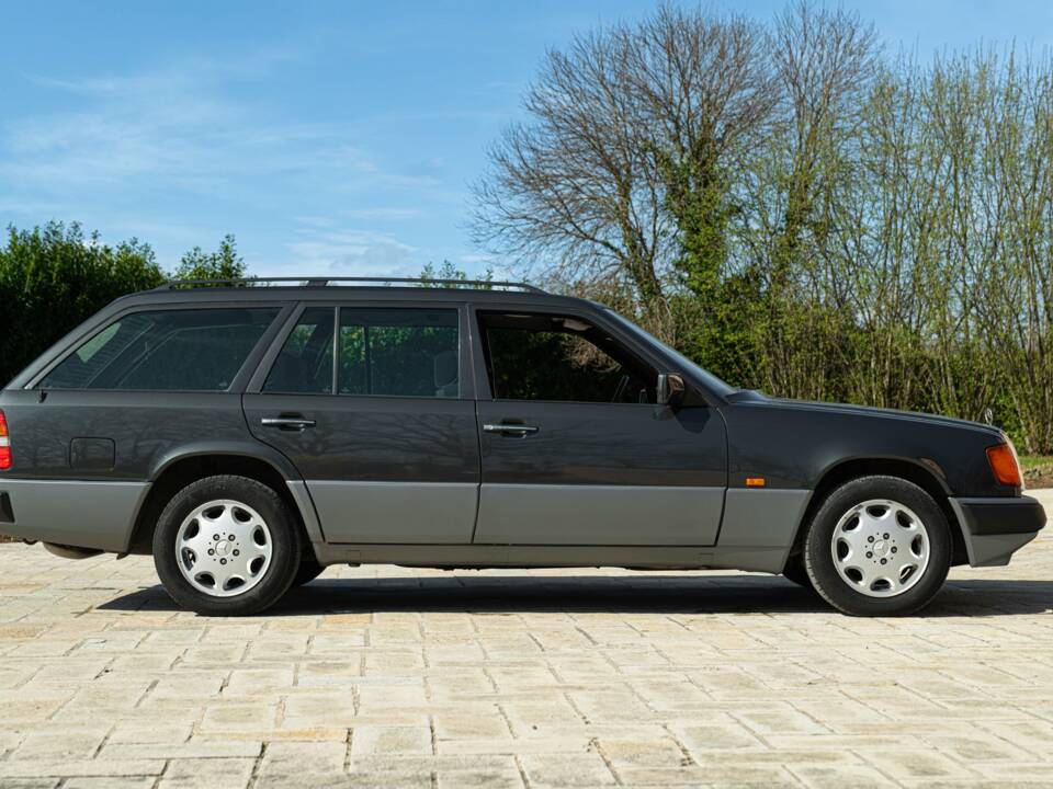 Image 5/50 of Mercedes-Benz 200 TE (1993)