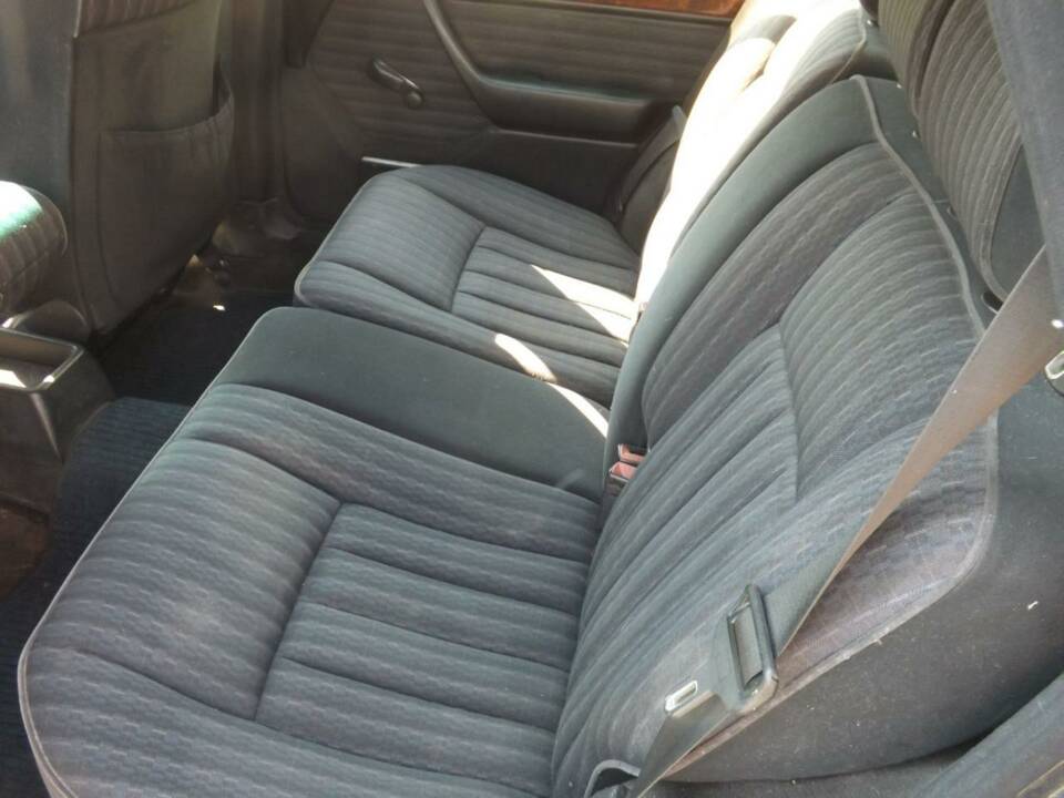 Image 22/50 of Mercedes-Benz 250 TD Turbo (1992)