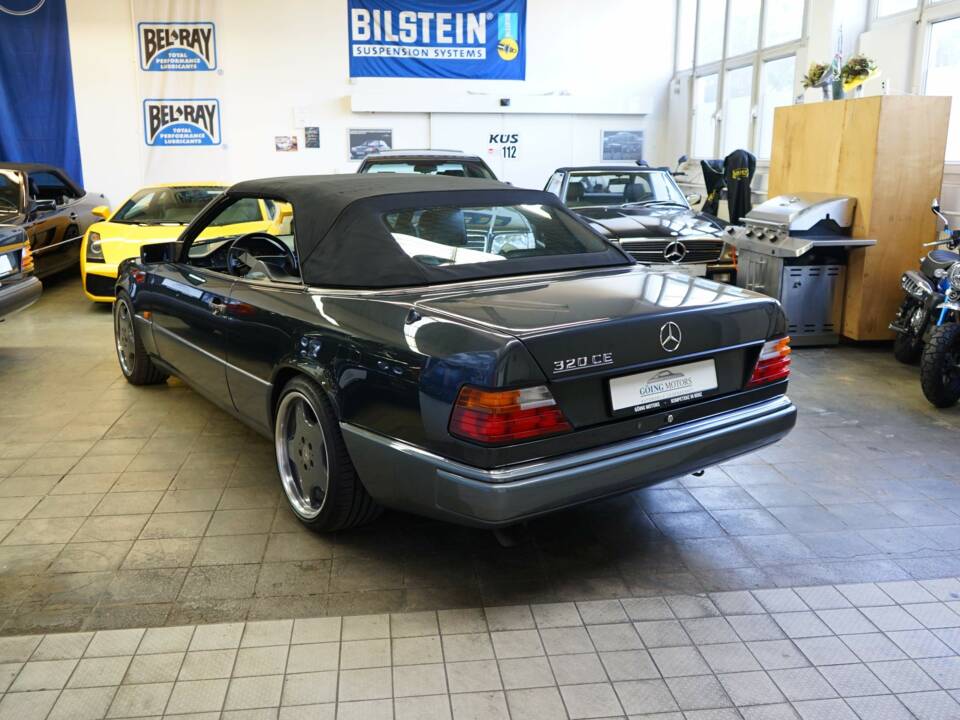 Immagine 23/30 di Mercedes-Benz 320 CE (1993)