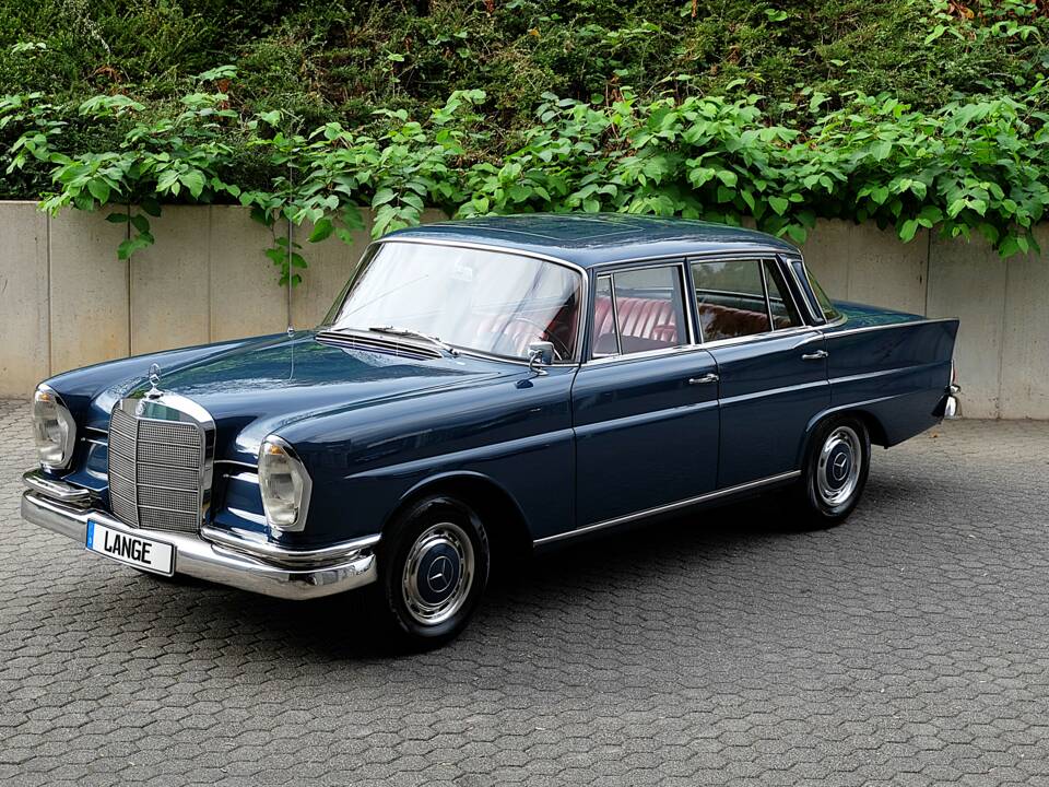 Image 16/76 de Mercedes-Benz 220 S b (1963)