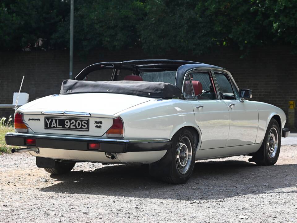 Image 3/20 de Jaguar XJ 6 L 4.2 (1978)