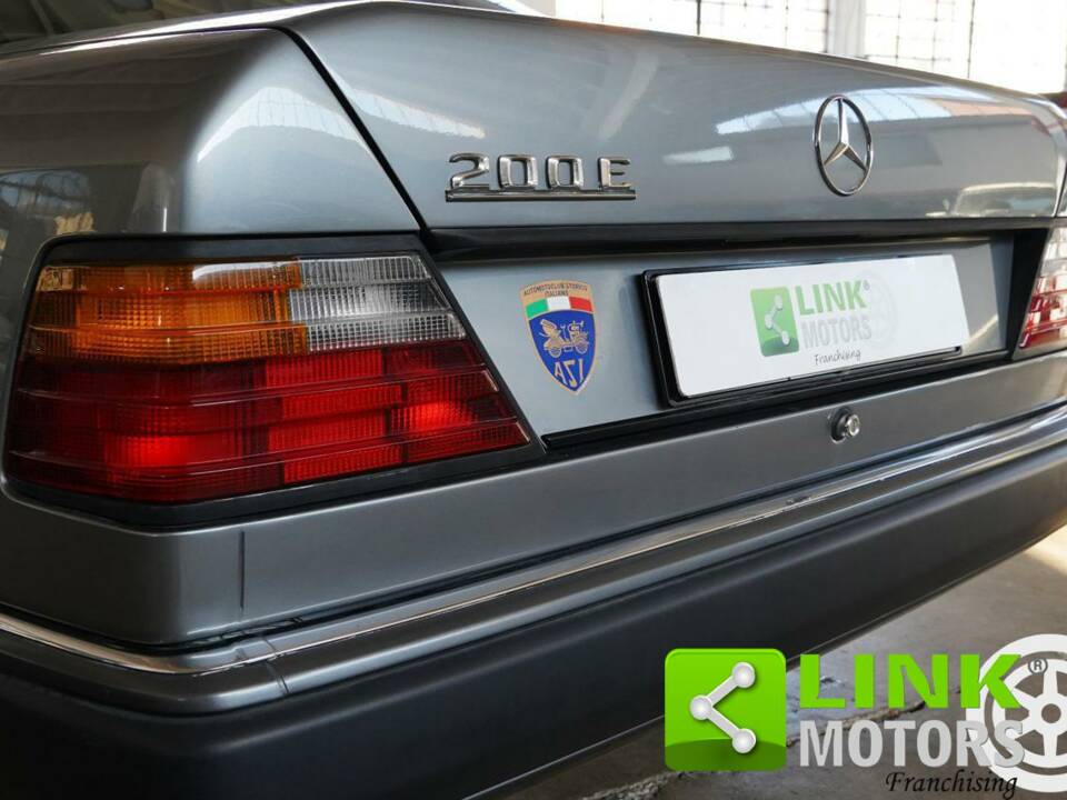 Imagen 9/10 de Mercedes-Benz 200 E (1989)