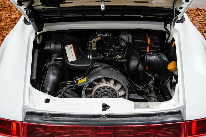 Image 27/38 of Porsche 911 Carrera 4 (1991)