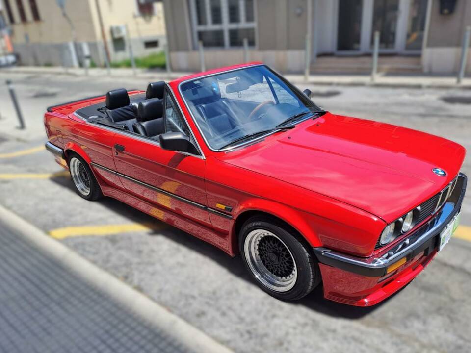 Immagine 2/50 di BMW 320i (1989)