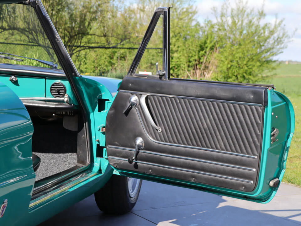 Image 16/50 of Alfa Romeo 1750 Spider Veloce (1969)