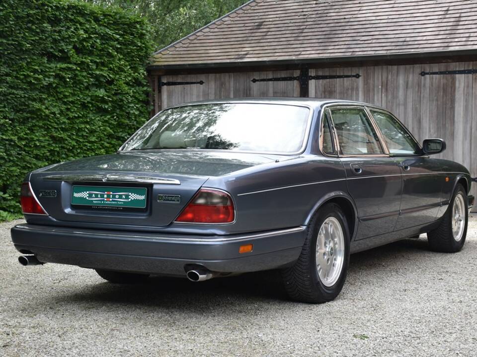 Image 13/40 of Jaguar XJ 6 4.0 Sovereign (1995)