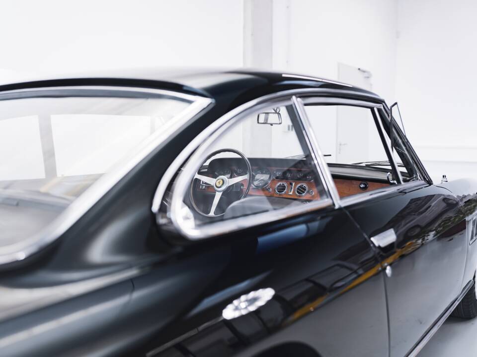 Image 53/100 of Ferrari 330 GT 2+2 (1965)