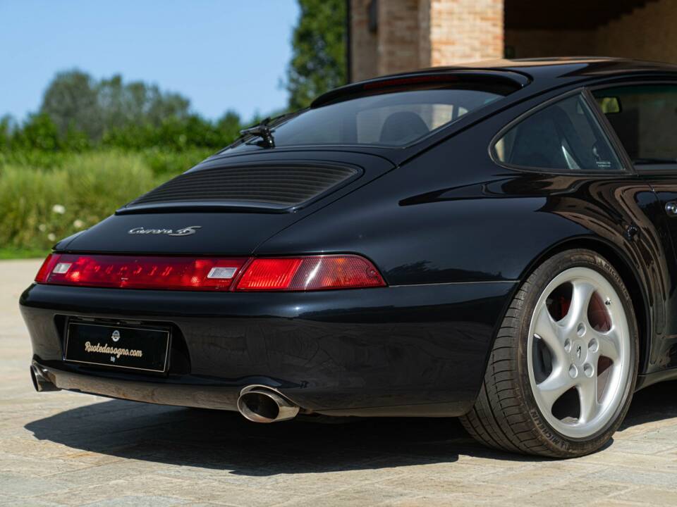 Immagine 21/50 di Porsche 911 Carrera 4S (1996)