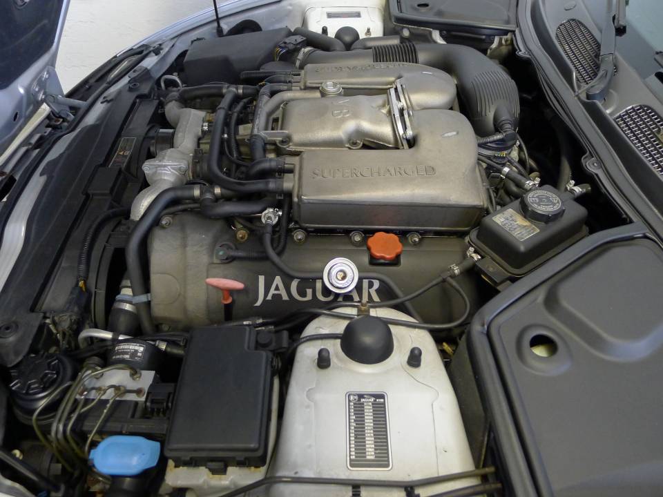 Image 13/39 de Jaguar XKR (2002)