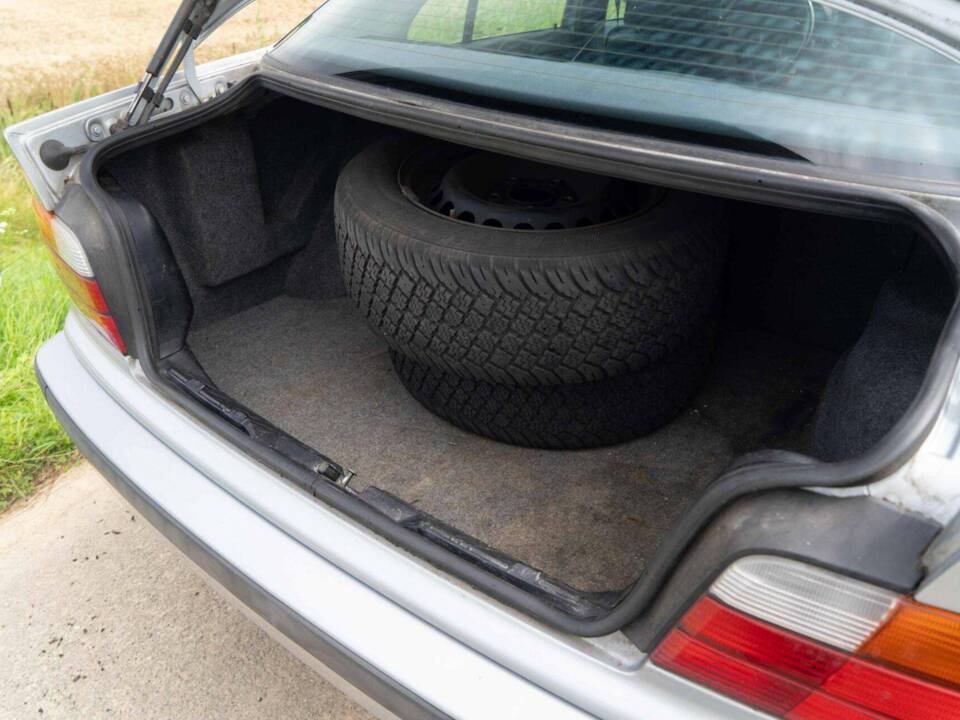 Image 9/40 de BMW 320i (1994)