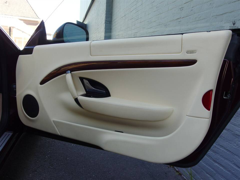Image 64/98 of Maserati GranTurismo 4.2 (2008)