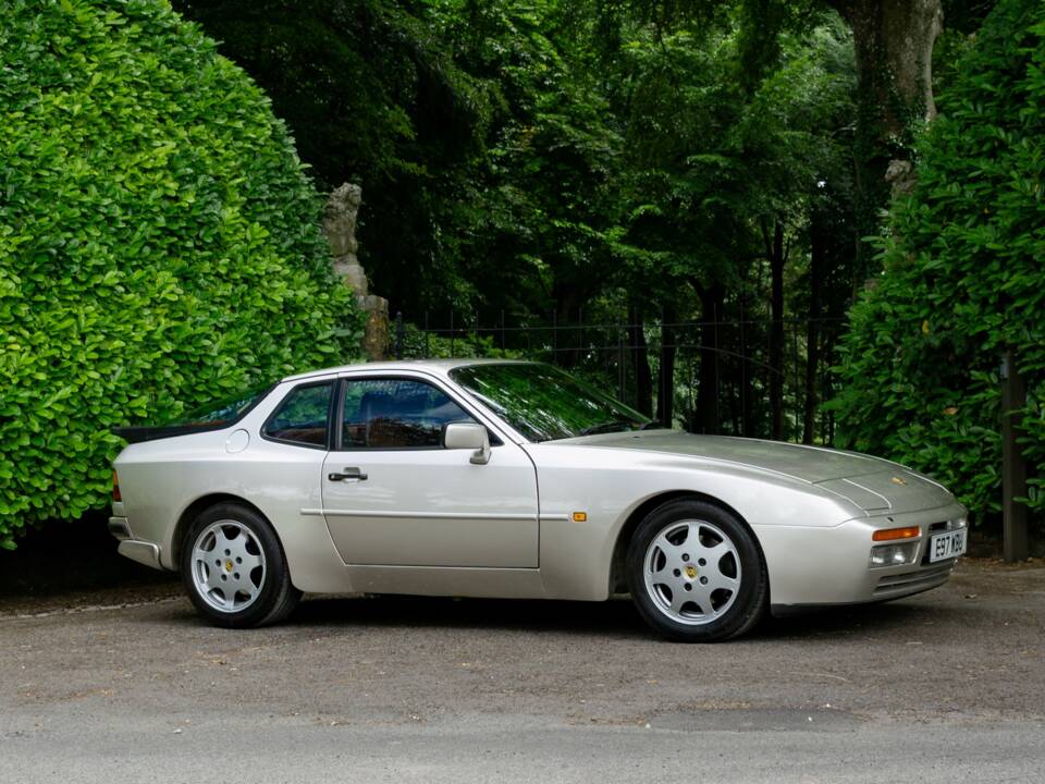 Image 8/24 of Porsche 944 Turbo (1988)