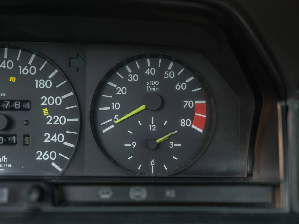 Image 40/50 of Mercedes-Benz 190 E 2.3-16 (1985)