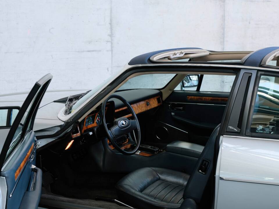 Image 13/47 of Jaguar XJ-SC 5.3 (1987)