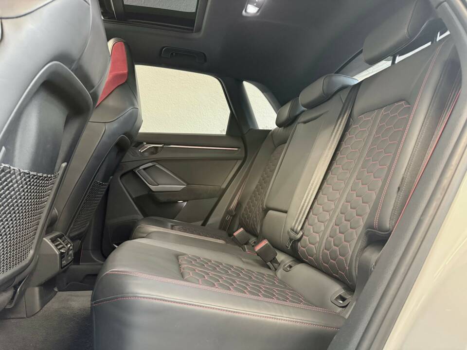 Image 19/28 of Audi RS Q3 (2019)