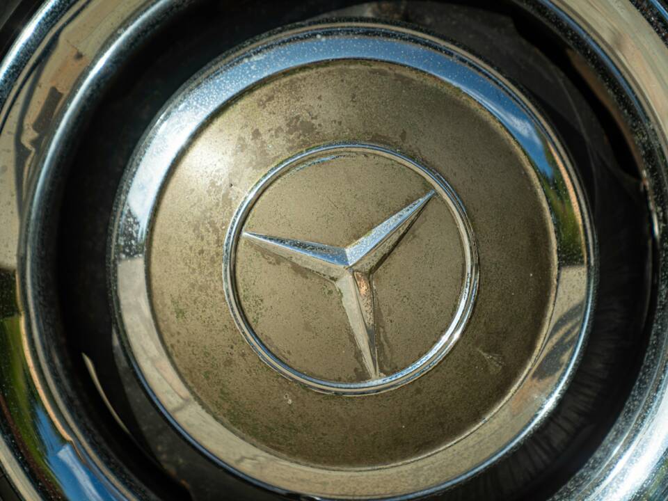 Immagine 33/50 di Mercedes-Benz 220 SE b (1964)