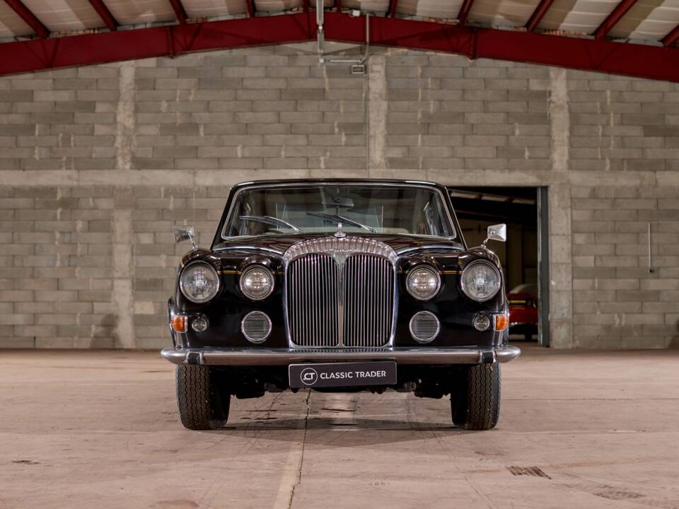 Image 21/70 of Daimler DS 420 (1976)