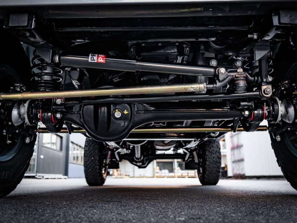 Bild 27/32 von Land Rover Defender 110 300Tdi (1997)